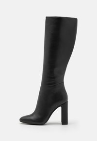 Botas de cuero negras hasta la rodilla con tacón, con punta afilada y tacón cuadrado, que presentan una textura suave y líneas limpias.