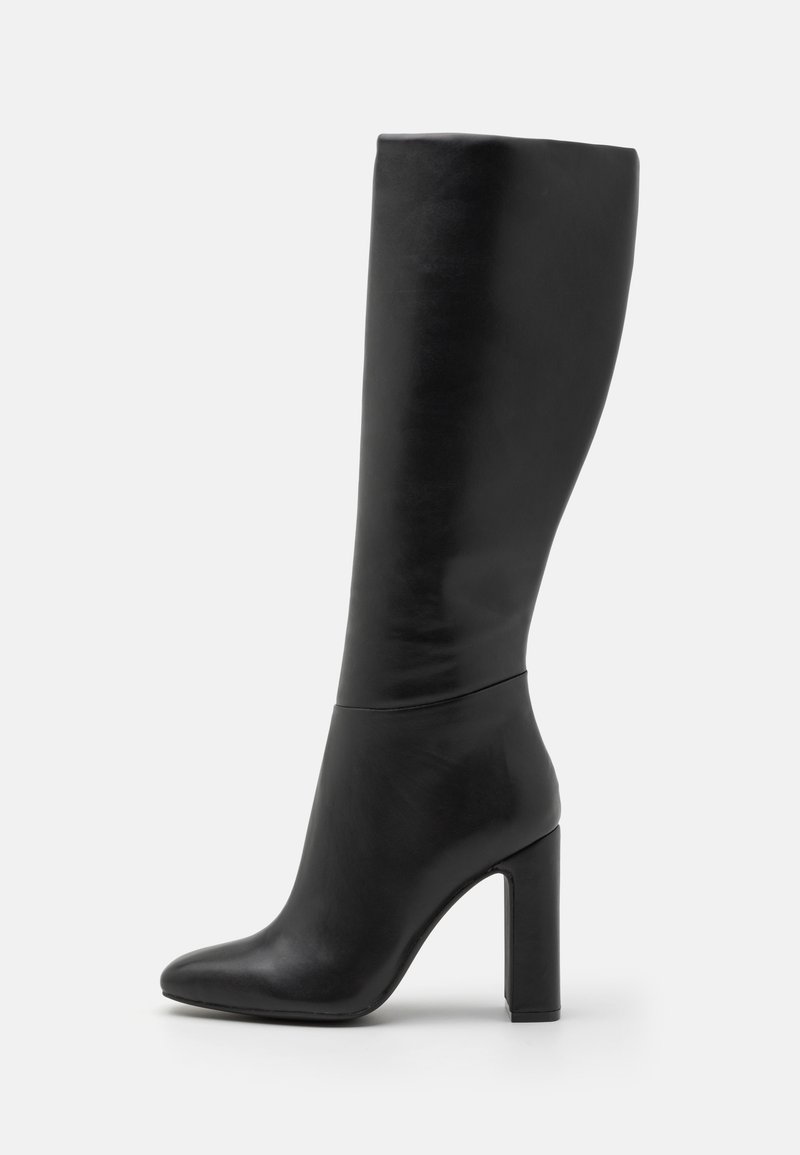 Botas de cuero negras hasta la rodilla con tacón, con punta afilada y tacón cuadrado, que presentan una textura suave y líneas limpias.