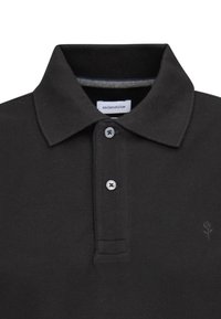 Zwarte polo shirt gemaakt van textuur katoen, met een klassieke kraag, twee knopen en een subtiel geborduurd logo aan de linkerzijde.