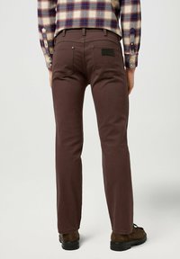 Wrangler GREENSBORO - Vaqueros rectos - mahogany