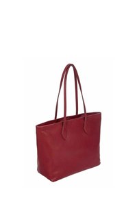 Sac fourre-tout rouge en cuir avec une surface texturée, deux longues poignées, un design ouvert et une forme rectangulaire. Remarquable par sa simplicité.