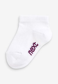 Weißer Knöchelsocke aus einer weichen Baumwollmischung, mit einem gerippten Bündchen und einem lila "next" Logo, das nahe der Ferse gestickt ist.