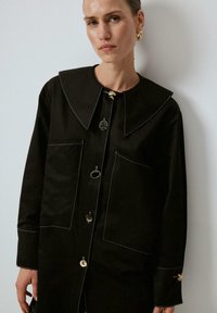 CONTRAST STITCHED WITH LARGE POCKETS - Gombos blúz - black