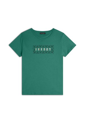 T-shirt di cotone verde con collo rotondo e maniche corte, caratterizzata dalla scritta "FREDDY" in bianco e nero con motivi decorativi sul front.