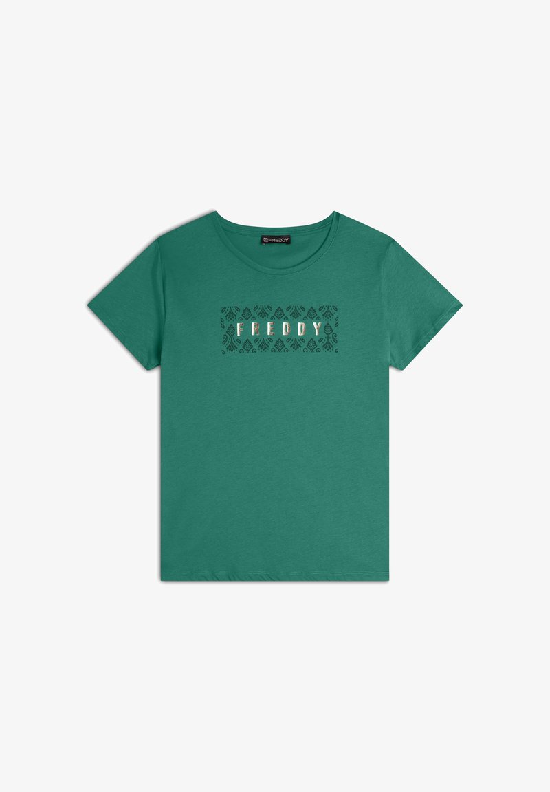 T-shirt di cotone verde con collo rotondo e maniche corte, caratterizzata dalla scritta "FREDDY" in bianco e nero con motivi decorativi sul front.