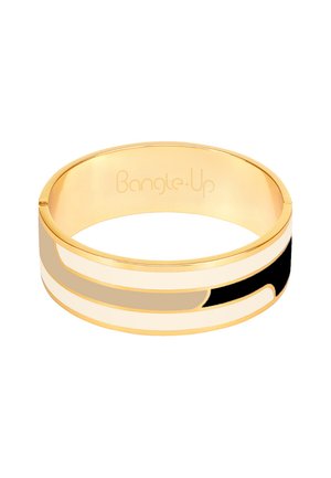 Bracelet plaqué or avec des lignes courbes noires et crème alternées, présentant une surface lisse et une gravure intérieure "Bangle-Up."