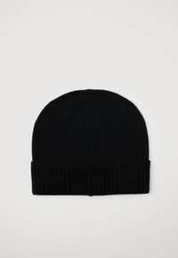 Gorro de punto negro con puño acanalado doblado, mostrado plano sobre un fondo gris claro.