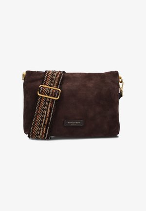 Borsa a tracolla in suede marrone con una tracolla intrecciata multicolore, dotata di una fibbia dorata e di una patch in pelle con logo sul davanti.