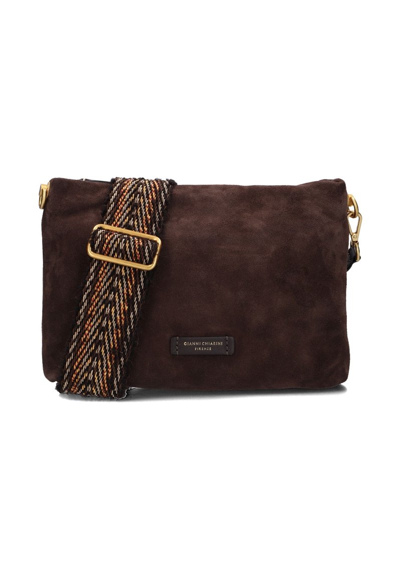 Borsa a tracolla in suede marrone con una tracolla intrecciata multicolore, dotata di una fibbia dorata e di una patch in pelle con logo sul davanti.