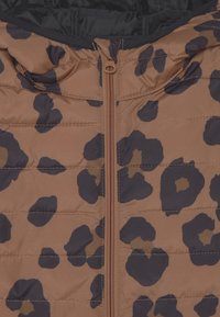 Veste rembourrée marron avec imprimé léopard noir, dotée d'une fermeture éclair à l'avant, d'une capuche et d'une texture matelassée.