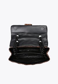 Borsa a tracolla con stampa leopardata, flap in pelle nera, tracolla in catena nera e tasca interna con zip e rivestimento a fantasia.