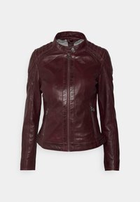 Giacca in pelle bordeaux con design aderente, zip frontale e due tasche laterali. Presenta dettagli a coste sulle spalle e una texture liscia.