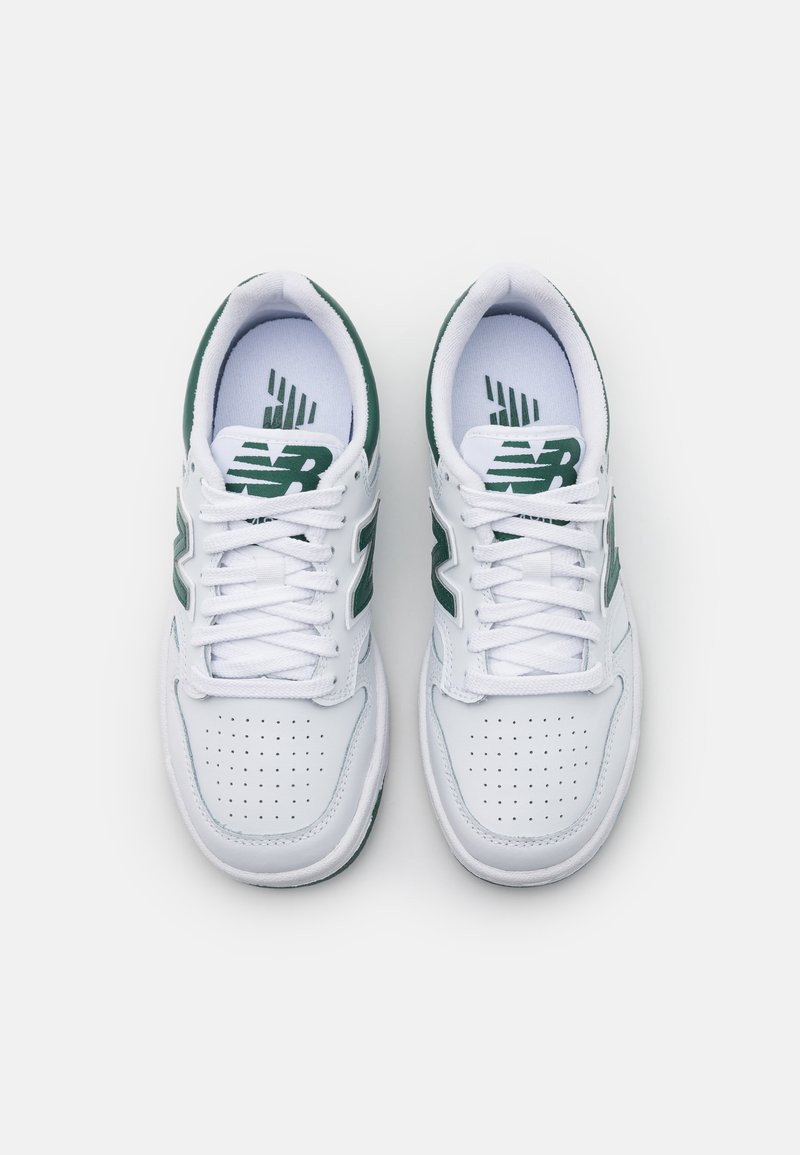 Scarpe sportive bianche in pelle con dettagli verdi. Le caratteristiche includono una punta perforata, lacci e un logo sulla linguetta.