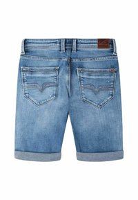 Světle modré džínové šortky s ohrnutými lemy, se dvěma zadními kapsami s výrazným V-oválným vzorem a hnědou koženou značkou.