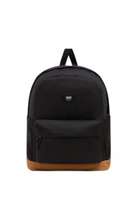 Mochila negra de forma redondeada, hecha de lona resistente, con un bolsillo frontal y un acento inferior de ante marrón. Correas ajustables.