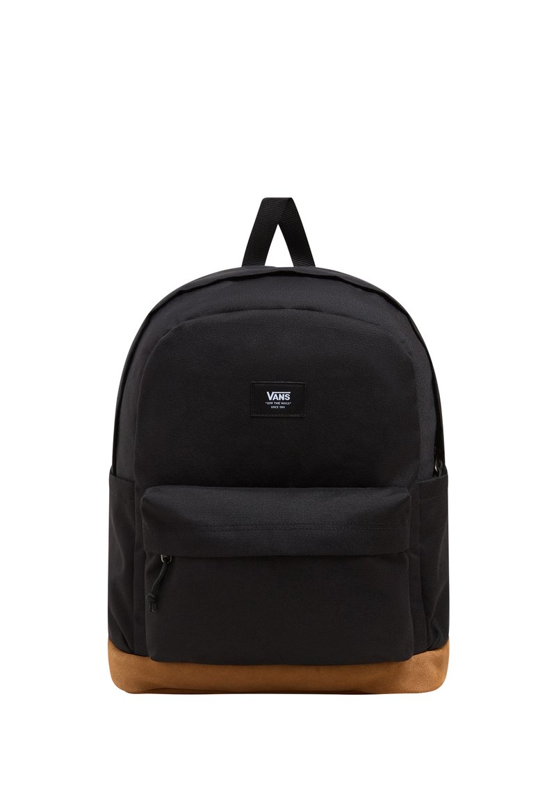Mochila negra de forma redondeada, hecha de lona resistente, con un bolsillo frontal y un acento inferior de ante marrón. Correas ajustables.