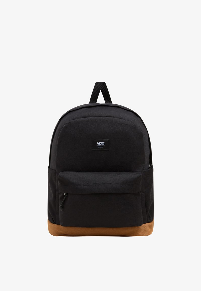 Mochila negra de forma redondeada, hecha de lona resistente, con un bolsillo frontal y un acento inferior de ante marrón. Correas ajustables.