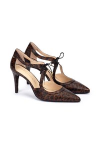 Zapatos de tacón alto con estampado de leopardo, puntas afiladas, lados recortados y detalle de cordones. Fabricados en material suave con un acabado brillante.
