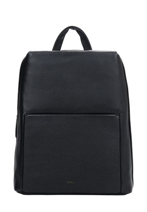 Rucsac negru din piele texturată cu buzunar frontal și mâner superior, formă dreptunghiulară și logo mic "estro" pe buzunarul frontal.