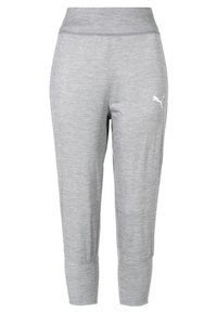 Lichtgrijze sportbroek met een brede tailleband, taps toelopende benen, boorden bij de enkels en een wit Puma-logo op de bovenbenen.