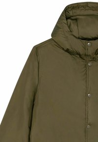 Veste matelassée vert olive avec capuche et boutons-pression sur la fermeture avant, vue du côté supérieur gauche.
