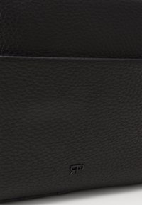 Portafoglio in pelle nera con superficie texturizzata e logo impresso. Presenta un design pulito e minimalista con bordi lisci.