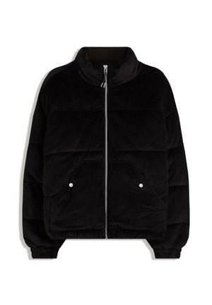 Zwarte corduroy pufferjas met hoge kraag, front-rits, twee drukknoopzakken en elastische manchetten op een witte achtergrond.