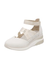 Chaussure en cuir blanc avec des sangles translucides croisées, semelle intérieure rembourrée et semelle compensée texturée dotée de légers accents de design en beige.