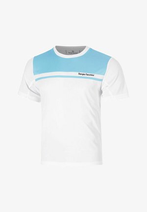 Witte T-shirt met korte mouwen en een lichtblauw paneel over de borst, met het "Sergio Tacchini"-logo aan de rechterkant.
