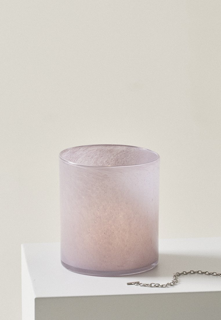 Porte-poignée en verre lavande givré avec une forme cylindrique lisse et une texture subtile, comportant une chaîne en argent attachée sur le côté.