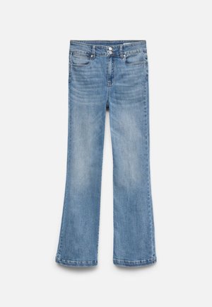 Jean en denim bleu clair avec taille haute, fermeture double bouton, poches avant et jambes légèrement évasées.