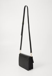 Bolso cruzado de cuero negro con una forma estructurada, tapa texturizada y acentos de hardware dorado. Correa ajustable para un uso versátil.