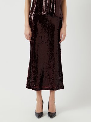 Burgundy paljettklänning med en figurnära silhuett, knälång och med en mjuk textur. Bärs med svarta spetsiga klackar.