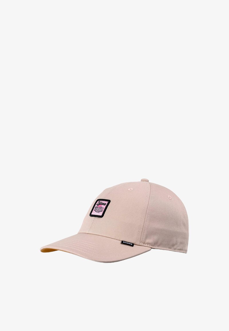 Beige bomull baseball caps med en svart og rosa logo-patch på fronten, med buet skjerm og ventilasjonsøyer.
