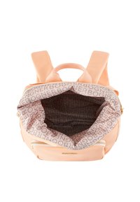 Mochila melocotón con un exterior suave, cierre con cremallera y acento de logo. El interior cuenta con un forro estampado con texto repetido.