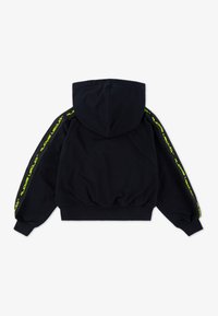 Hanorac scurt negru cu glugă ajustabilă, având mâneci lungi și accente de logo neon verde pe laterale. Material moale, cu textură.