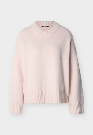 Απαλό, ανοιχτό ροζ πλεκτό πουλόβερ με μακριά μανίκια, ριμπ λαιμόκοψη, μανσέτες και τελείωμα, σε απλό φόντο.