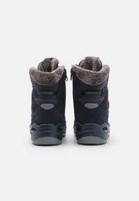 Stivali da trekking in suede blu navy con fodera in pelliccia sintetica grigia e dettagli rosa, dotati di suola imbottita e cerniere laterali per un facile accesso.