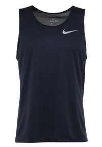 Débardeur de sport bleu marine sans manches avec un col rond et des panneaux latéraux en mesh. Présente un petit logo Nike argenté sur la poitrine.