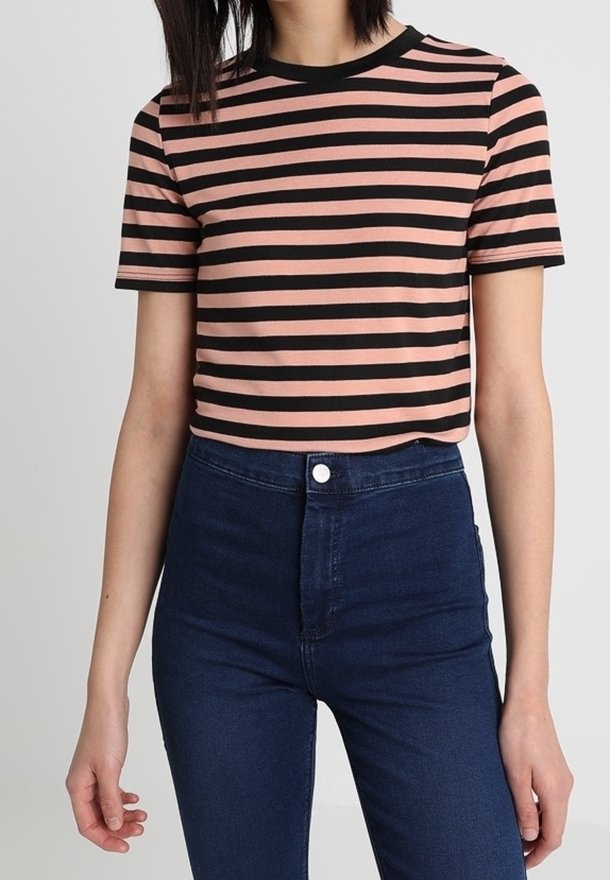 Randig t-shirt i rosa och svart, kort ärm, rund halsringning. Kombination med högmidjade mörkblå jeans med knäppning fram.