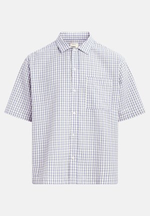 Camisa de manga corta abotonada con un patrón a cuadros en azul claro y blanco, un bolsillo en el pecho y un cuello clásico.