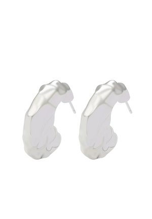 Ezüst tónusú fülbevalók, amelyek absztrakt kézformát formáznak, sima, fényes felülettel és biztos viseletet biztosító tűs hátsó dizájnal.