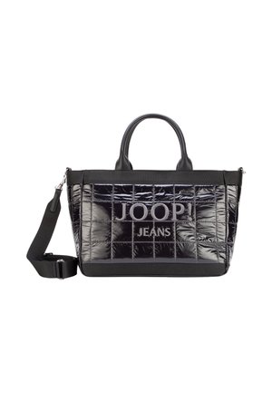 Sort blank quiltet håndtaske med korte håndtag, aftagelig skulderrem og "JOOP! JEANS" logo foran.