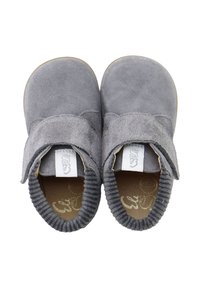 Botas de ante gris hasta el tobillo con paneles laterales elásticos, punta redondeada y un forro interior suave. Presenta un logo bordado en la correa.