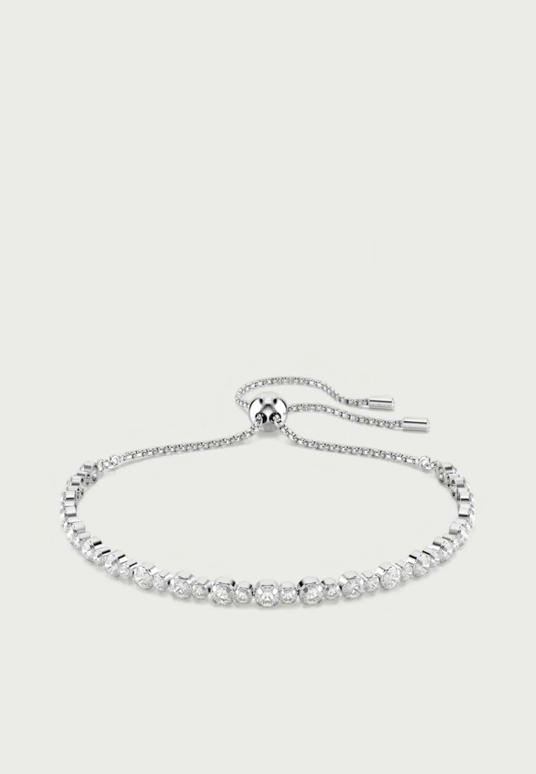 Bracelet en argent orné d’une rangée de pierres rondes transparentes et doté d’un fermoir coulissant réglable.