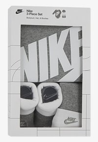 Nike 3 részes készlet átlátszó dobozban, szürke bodyval, hozzá illő szürke sapkával és fehér részletekkel és logókkal díszített kiscsizmával.