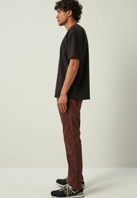 Next AUTHENTIC - Blugi conici - rust