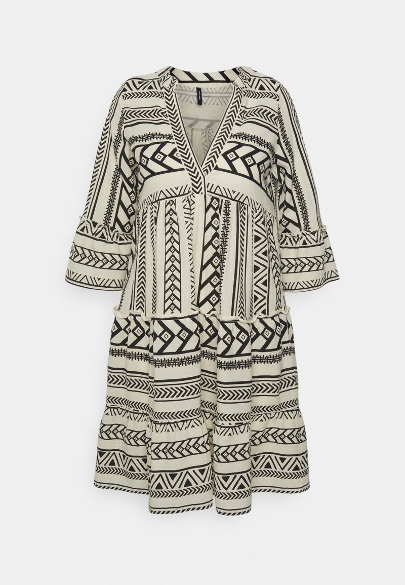 Robe beige et noire longueur genou avec des motifs géométriques et tribaux, manches cloche trois-quarts et profond décolleté en V.