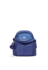 Liten blå Kipling-ryggsäck med framficka med dragkedja, öppen toppklaff som visar en inre ficka med dragkedja, och en blå fluffig apa som nyckelring fäst.