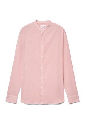 Camicia rosa chiaro a maniche lunghe con colletto alla coreana, chiusura frontale con bottoni e polsini abbottonati, distesa su sfondo bianco.
